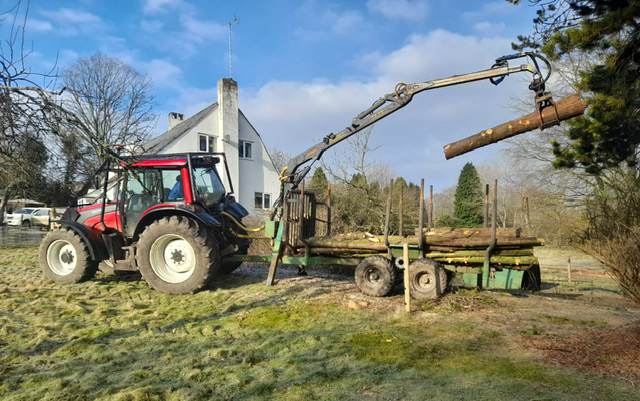 Tractor lifting log